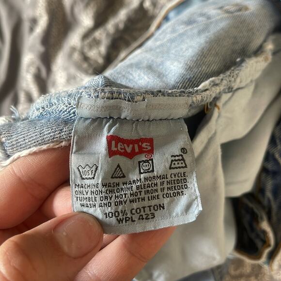 LEVI’S Cut Off Medium Wash Distressed Denim Shorts Size Medium - Picture 7 of 7